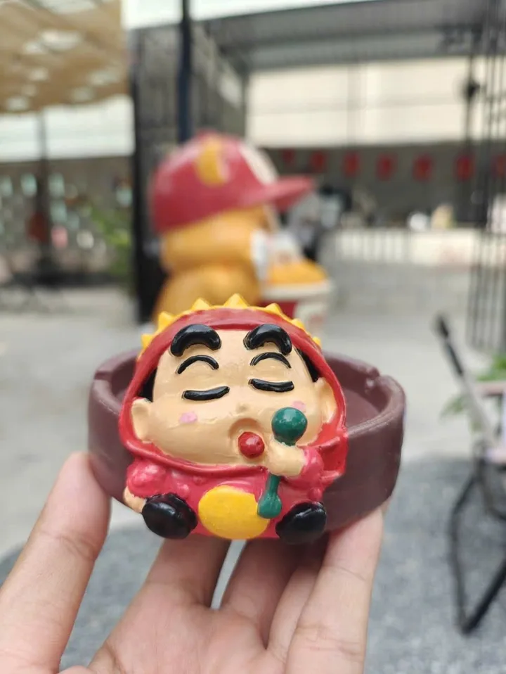 Tượng nhân vật nhỏ được tô màu tại Mini Box